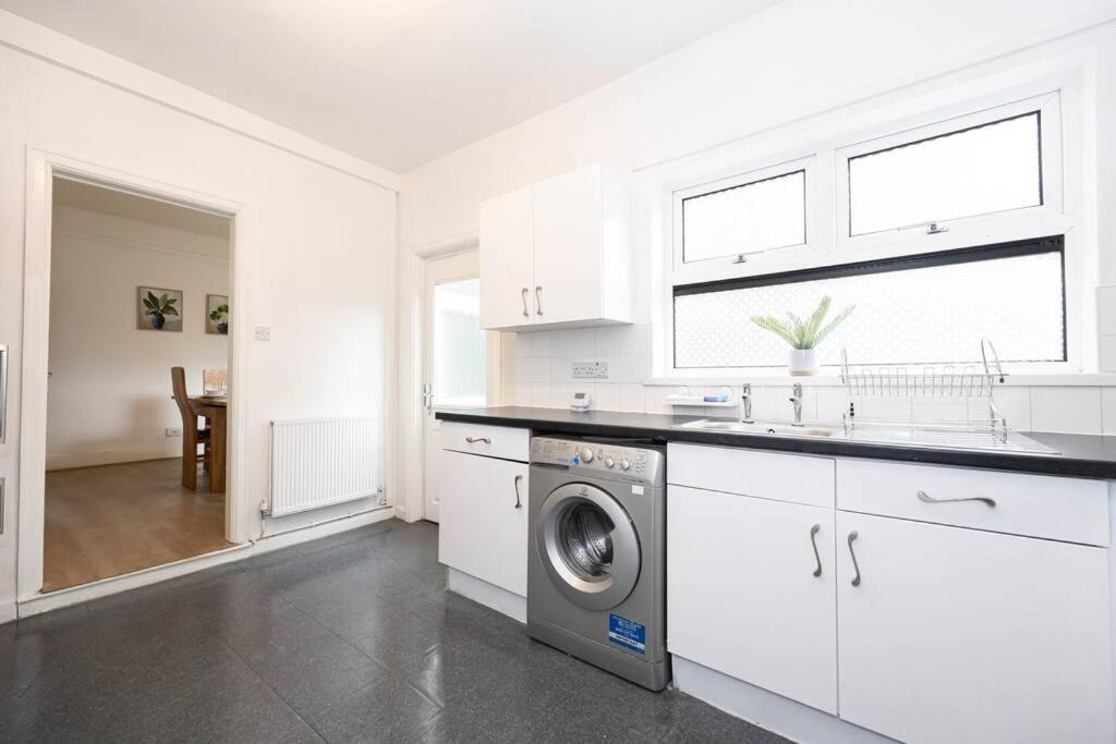 Bright & Modern 3 Bedroom Old Trafford * Manchester