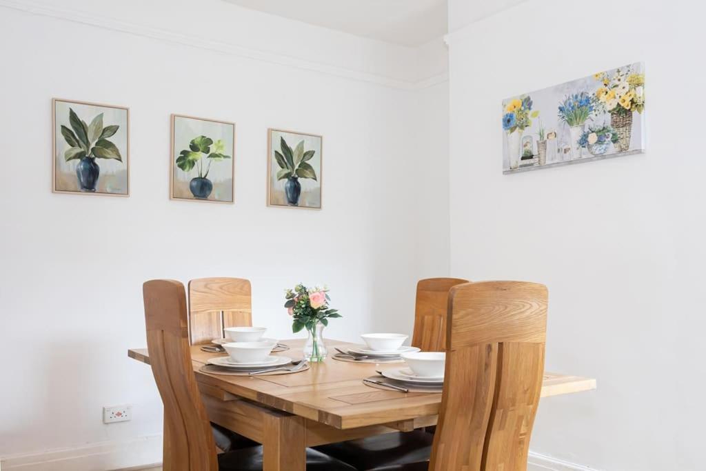 Bright & Modern 3 Bedroom Old Trafford Apartment *