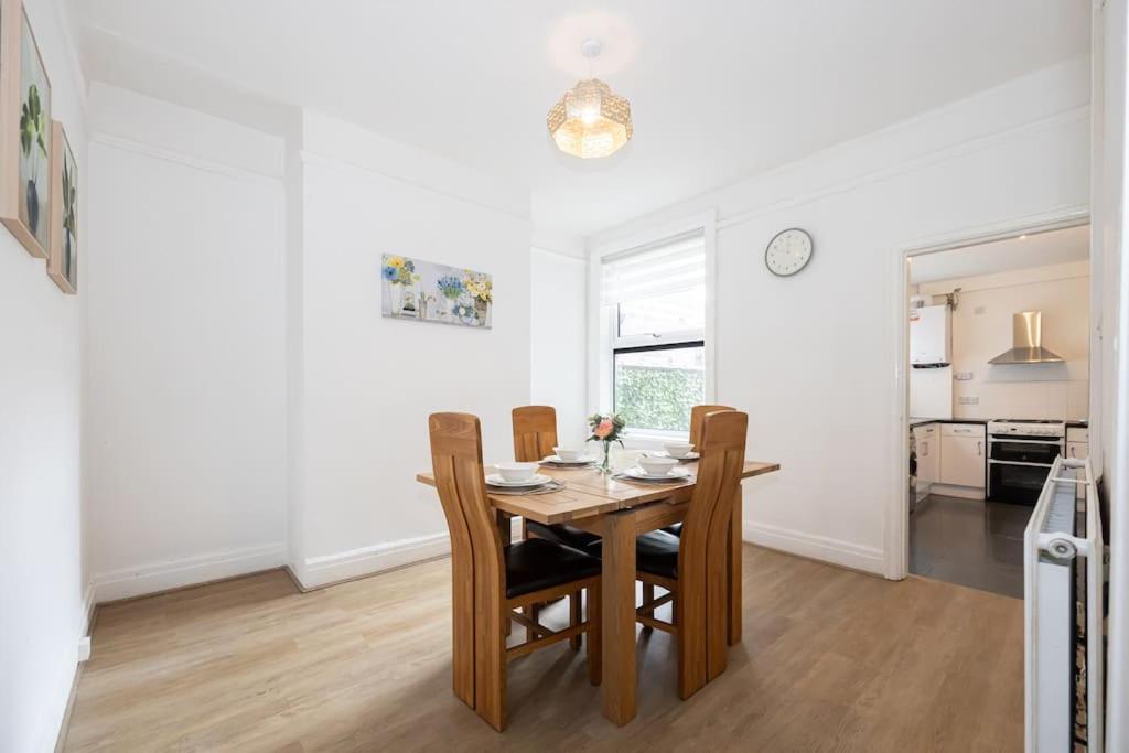 Bright & Modern 3 Bedroom Old Trafford Manchester