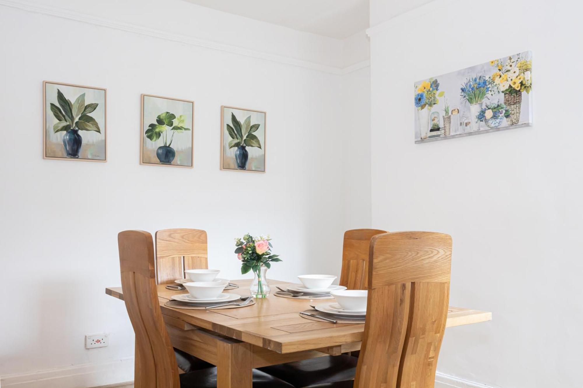 Bright & Modern 3 Bedroom Old Trafford Apartment Manchester